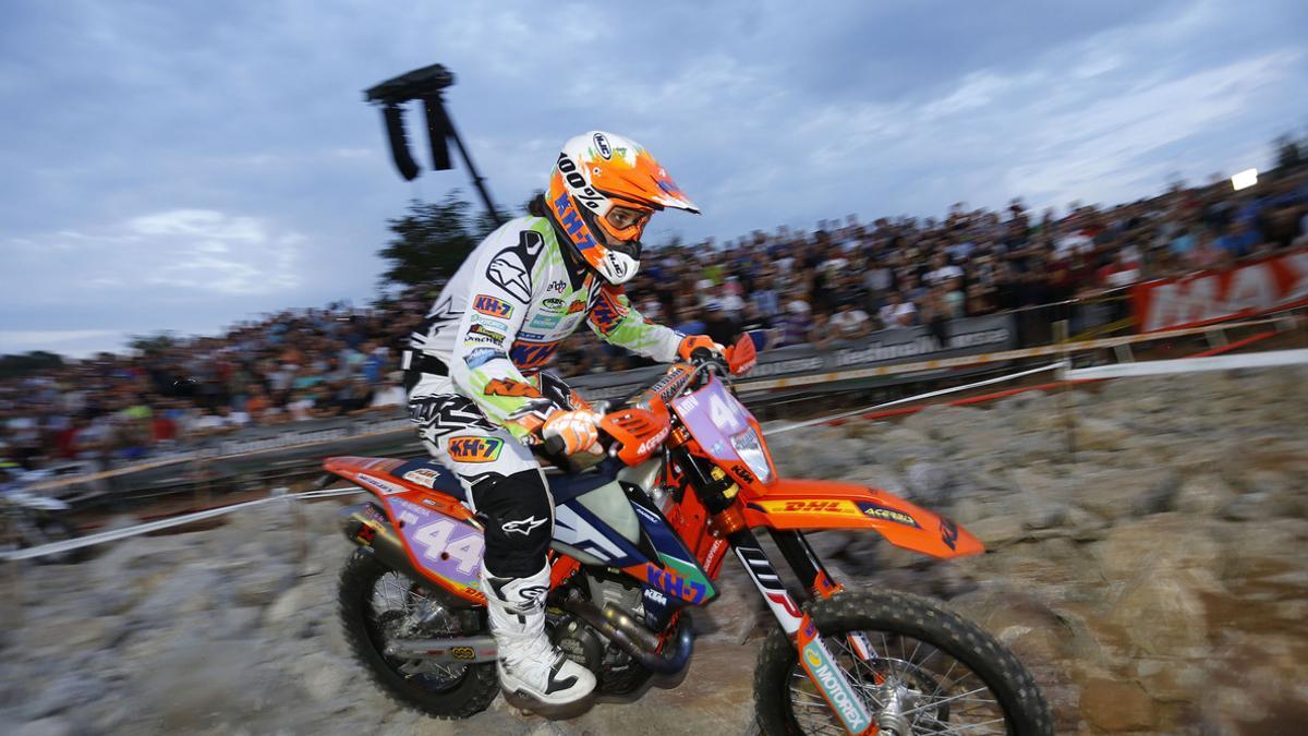 Laia Sanz, durante la primera jornada del GP de Francia de Enduro.