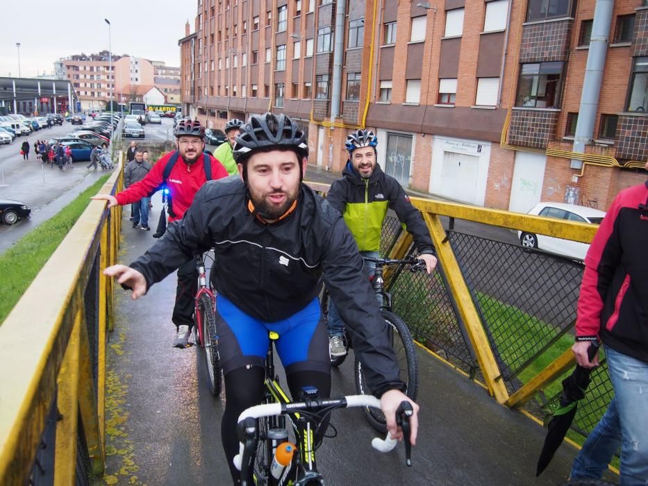 Los alumnos del Colegio Santa Bárbara de Lugones celebran el Día Mundial de la Bicicleta junto a Chechu Rubiera y Ángel García