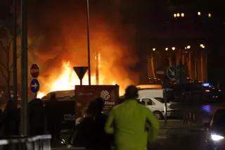 Un incendio en un aparcamiento provoca daños en una docena de coches en Alcoy