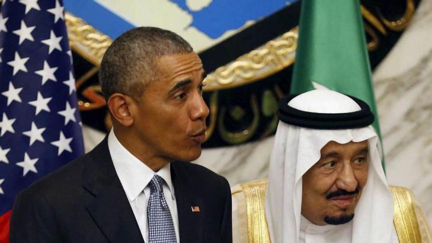 Obama, junto al rey Salman de Arabia Saudí, durante la cumbre del Consejo de Cooperación del Golfo, celebrada ayer en Riad.