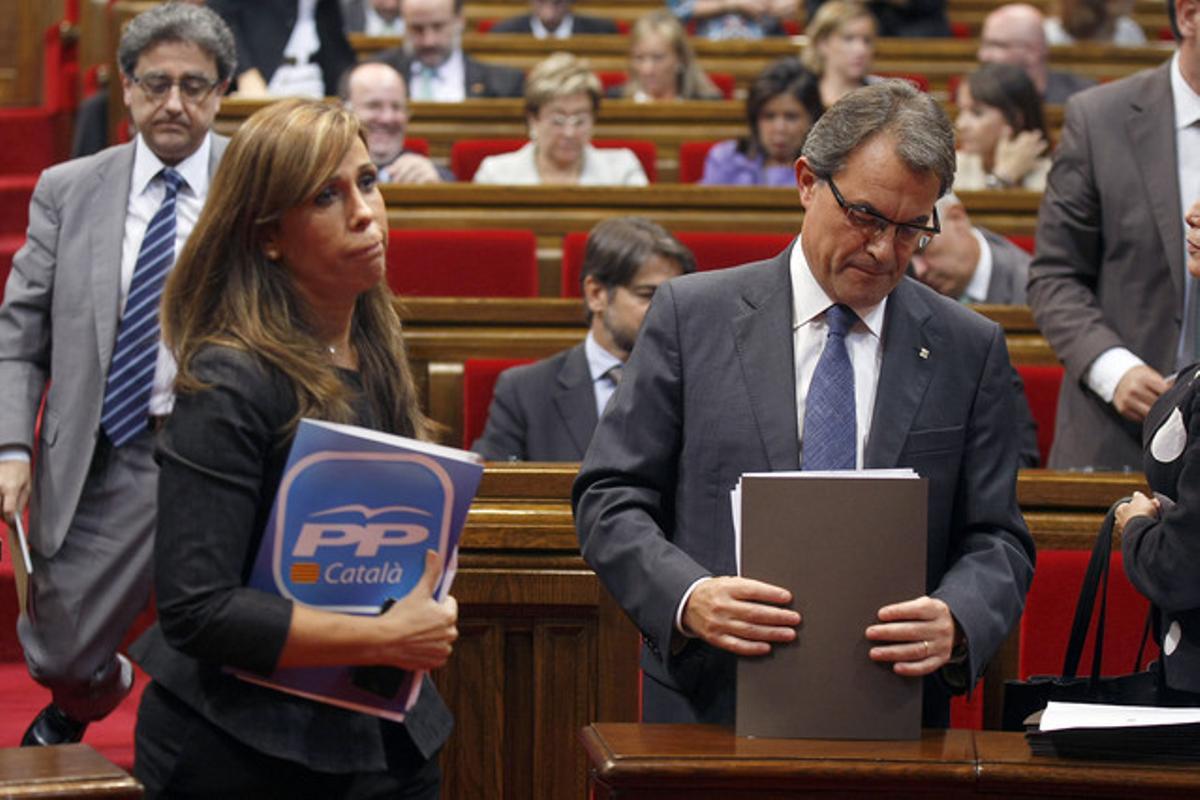 Sánchez-Camacho passa per davant de Mas, dimarts, al Parlament. Sánchez-Camacho passa per davant de Mas, dimarts, al Parlament.