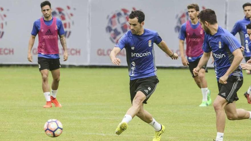 Linares golpea el balón, ayer, en el entrenamiento del Oviedo en El Requexón.