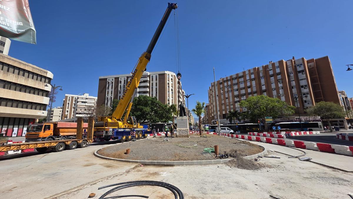 Grúa en el momento del traslado del padre Arnaiz a su ubicación definitiva en Armengual de la Mota.