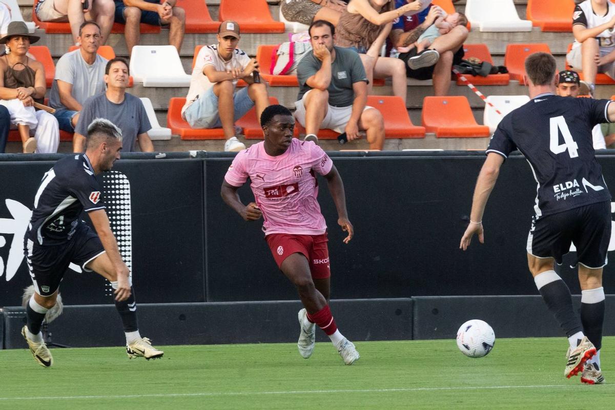 David Otorbi, titular con el Valencia CF en el amistoso contra el CD Eldense