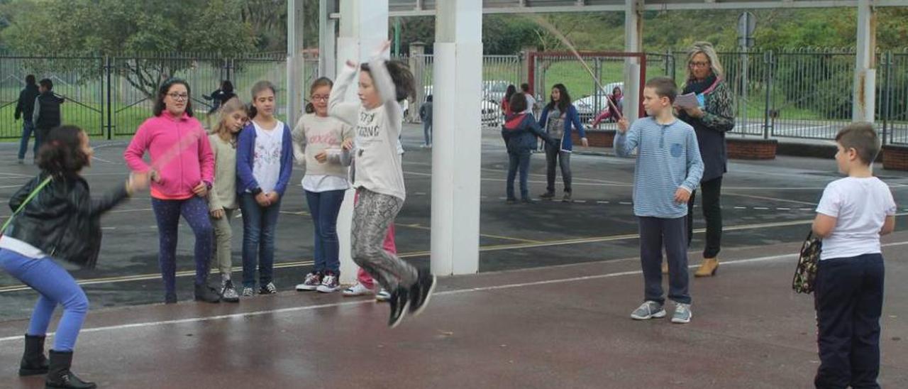 Un grupo de niños del colegio Poeta Antón saltando a la comba durante el recreo.