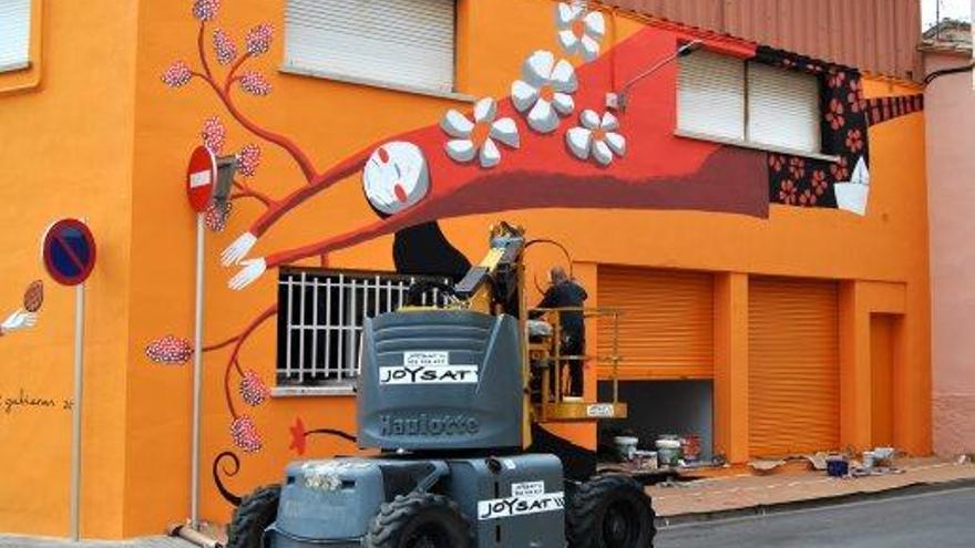 Valentí Gubianas completa el mural del Casal Sant Genís de Navàs