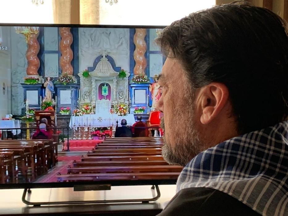 El alcalde de Alicante, Luis Barcala, viendo la misa por televisión.