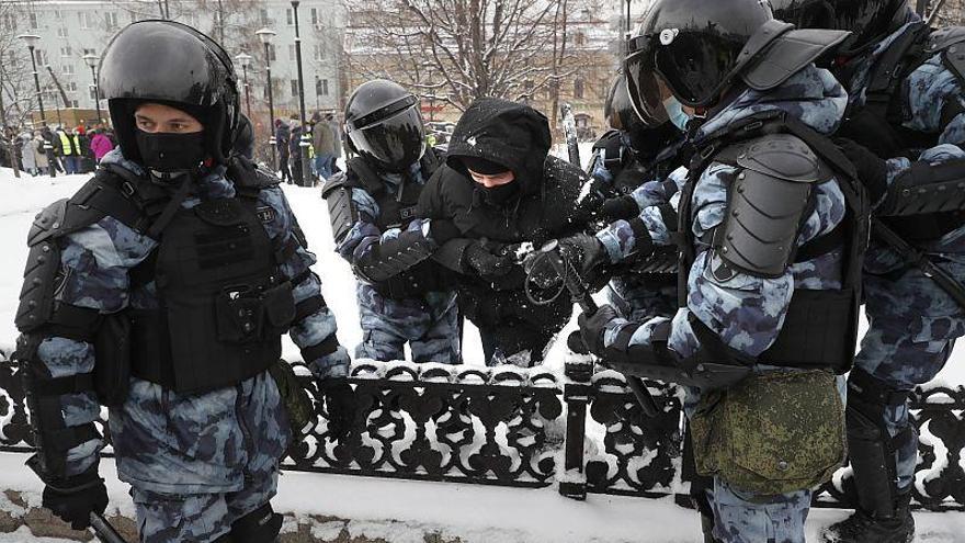 Un abrumador despliegue policial no logra impedir una nueva multitudinaria marcha de apoyo a Navalni