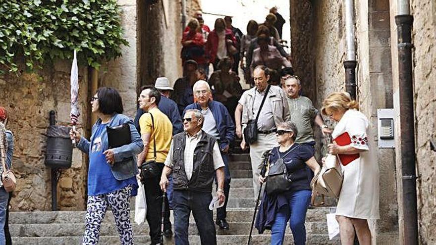 Turistes, passejant pel Barri Vell de Girona.