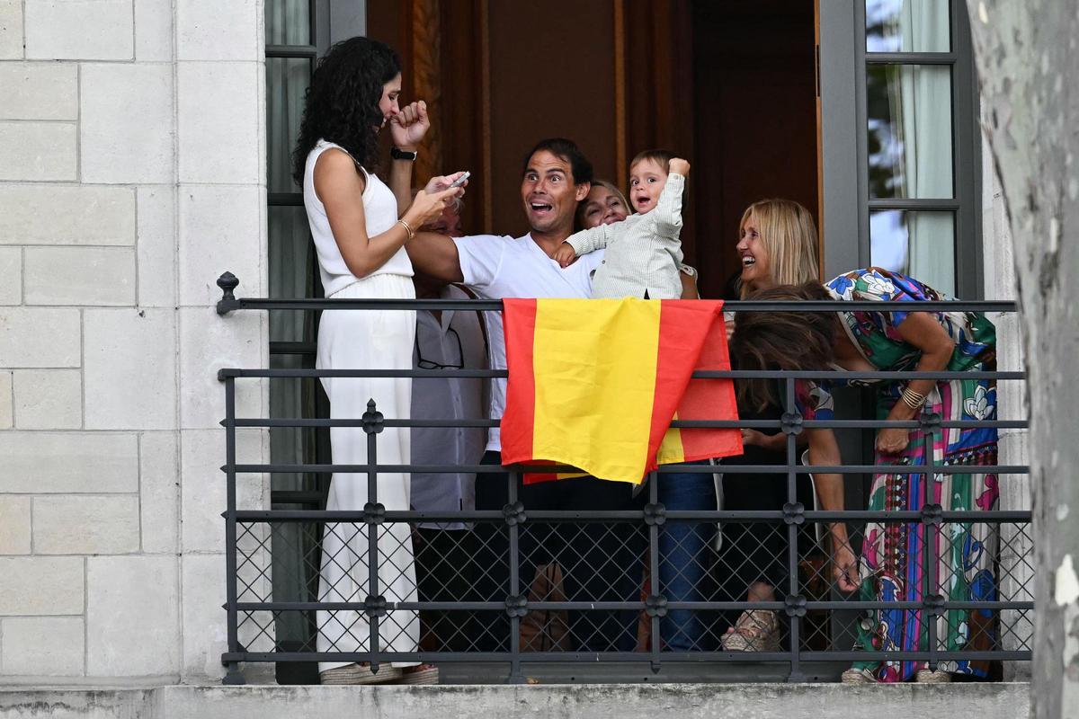 El tenista español Rafael Nadal junto a su familia en un balcón durante la ceremonia de apertura de los Juegos Olímpicos de París 2024