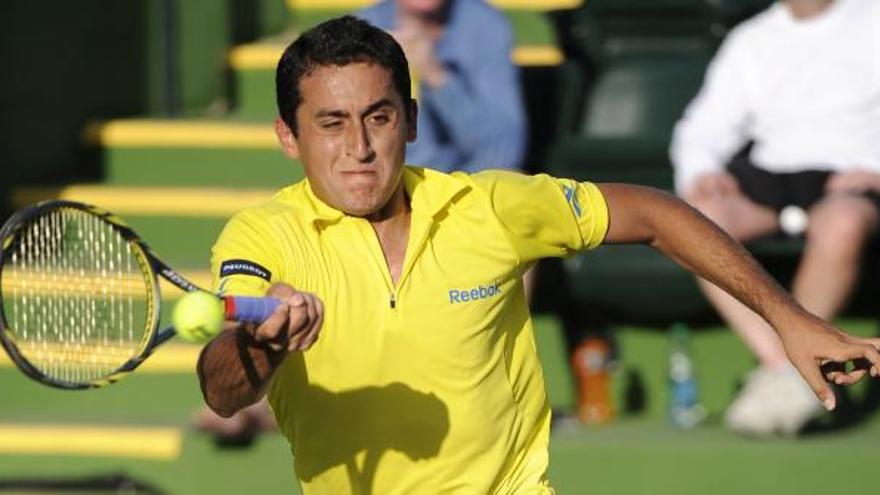 El español Nicolás Almagro devuelve una bola al colombiano Santiago Giraldo durante el partido del Abierto de Indian Wells (EEUU)
