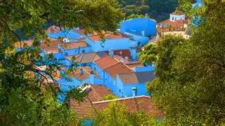 Parece Chefchaouen, la ciudad azul de Marruecos, pero es un pueblo de 208 habitantes de la Serranía de Ronda: todas sus casas están pintadas de azul