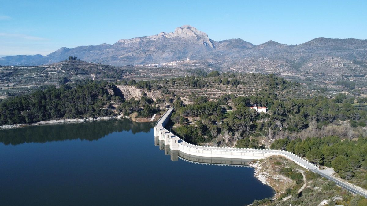 1.Embalse de Beniarrés y el Benicadell.