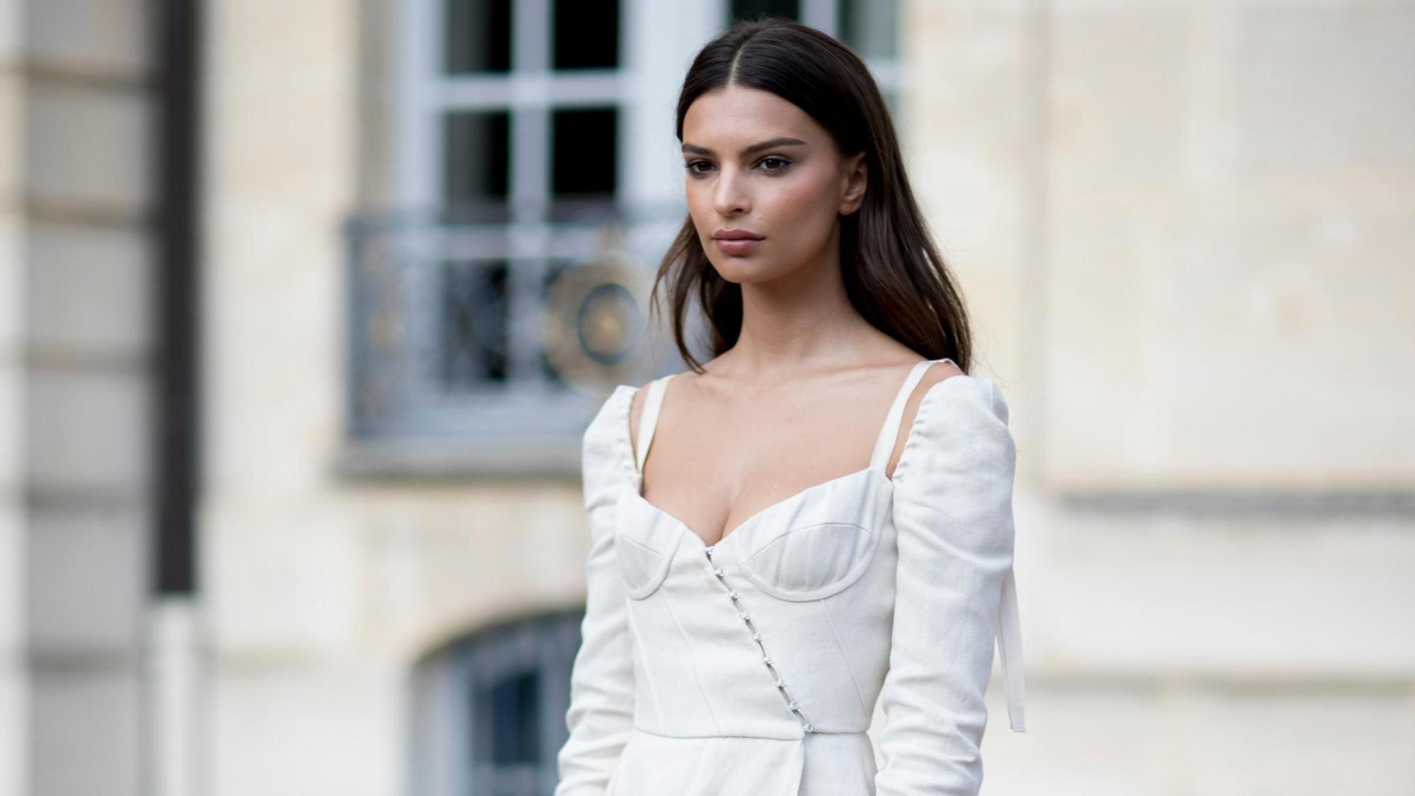 Emily Ratajkowski durante la Semana de la Moda de París