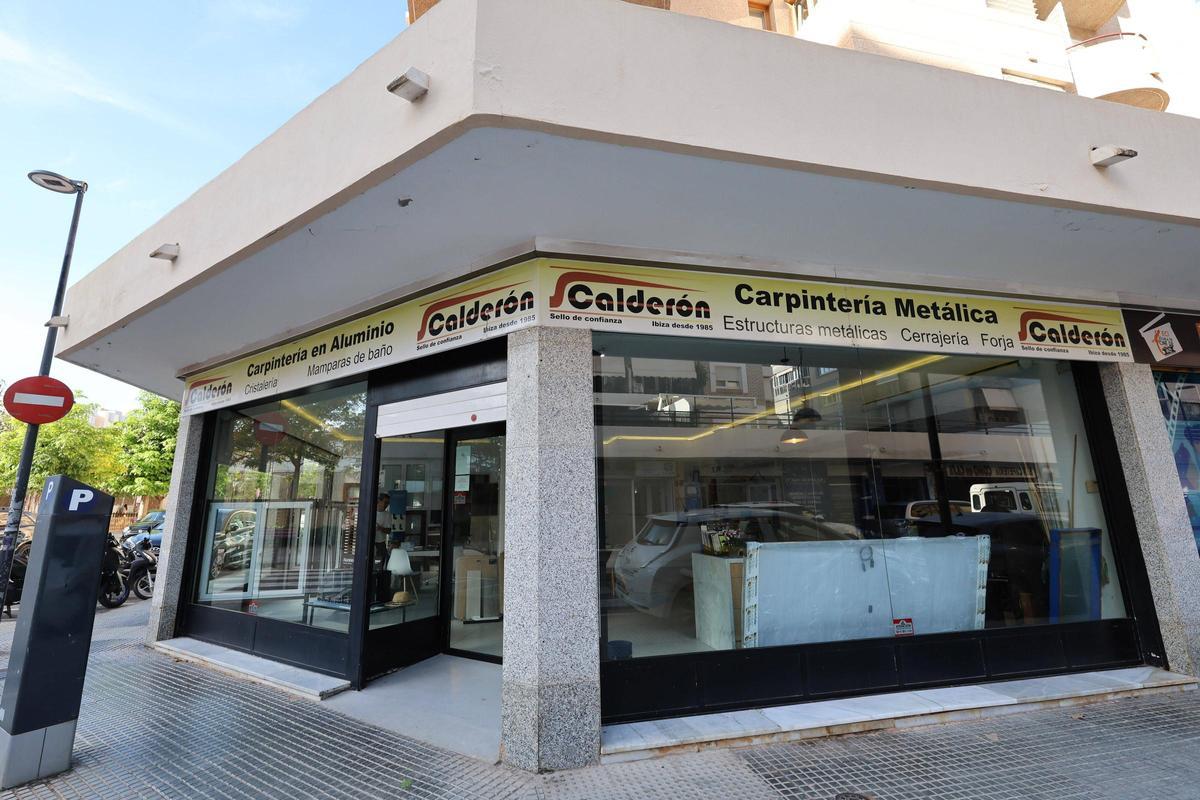 La sede de la Carpintería Mixta Calderón está situada en la calle Murcia, en el centro de la ciudad de Ibiza.