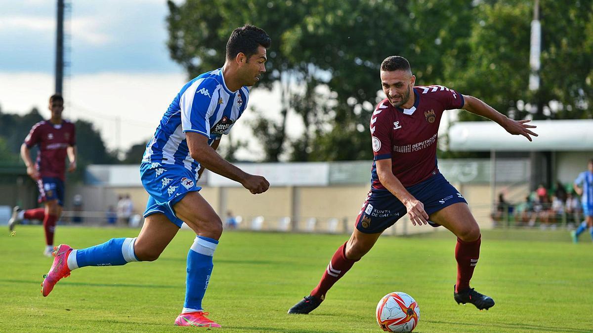 Víctor Vázquez “Churre” trata de frenar la internada del deportivista Miku. |  // RCDEPORTIVO