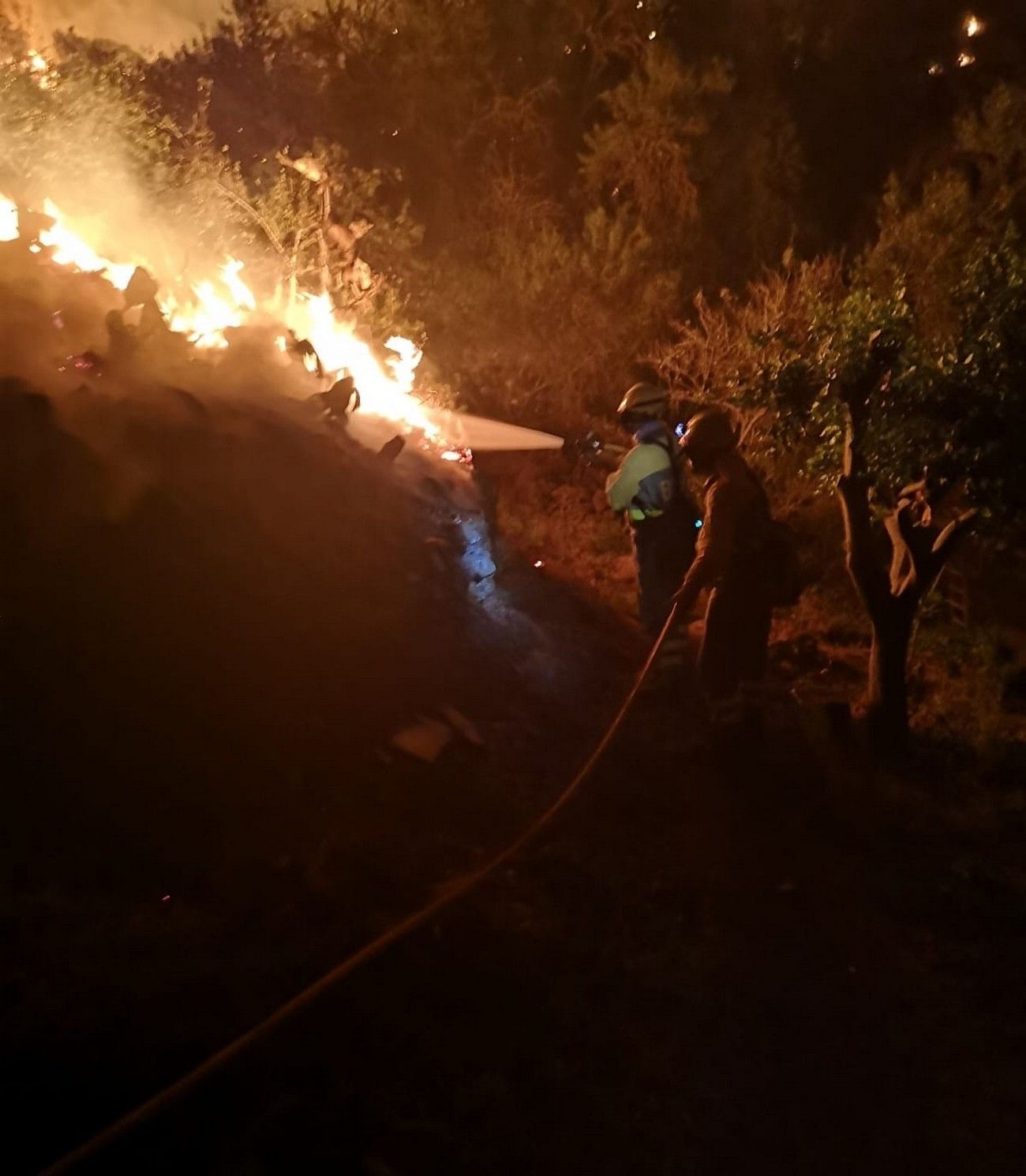El incendio de La Palma pasa a nivel 2 y se desaloja por precaución a decenas de vecinos