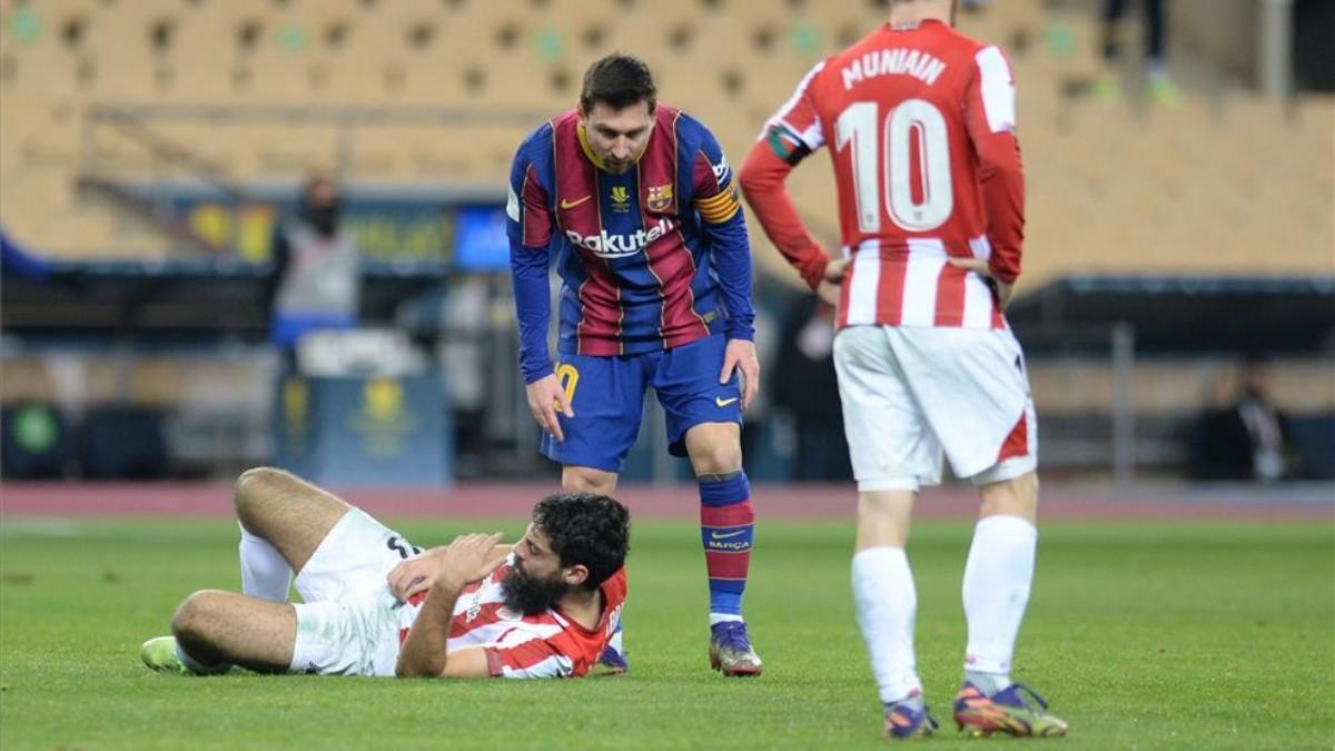 Leo Messi tras la acción con Asier Villalibre