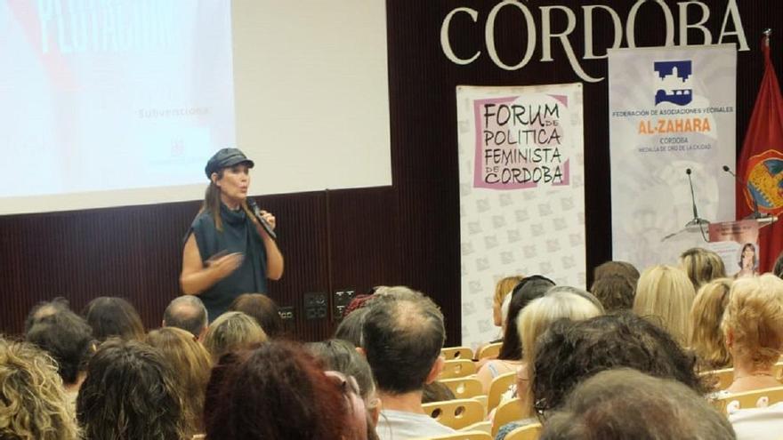 La actriz y directora Mabel Lozano pide en Córdoba leyes para poner coto al porno