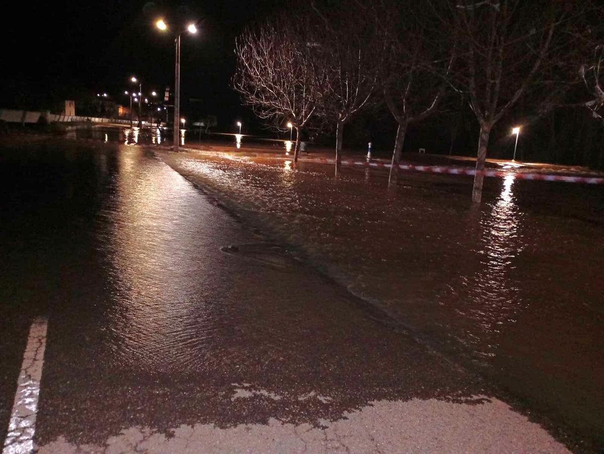 El agua entrando en la carretera provincial de Coomonte a Maire.