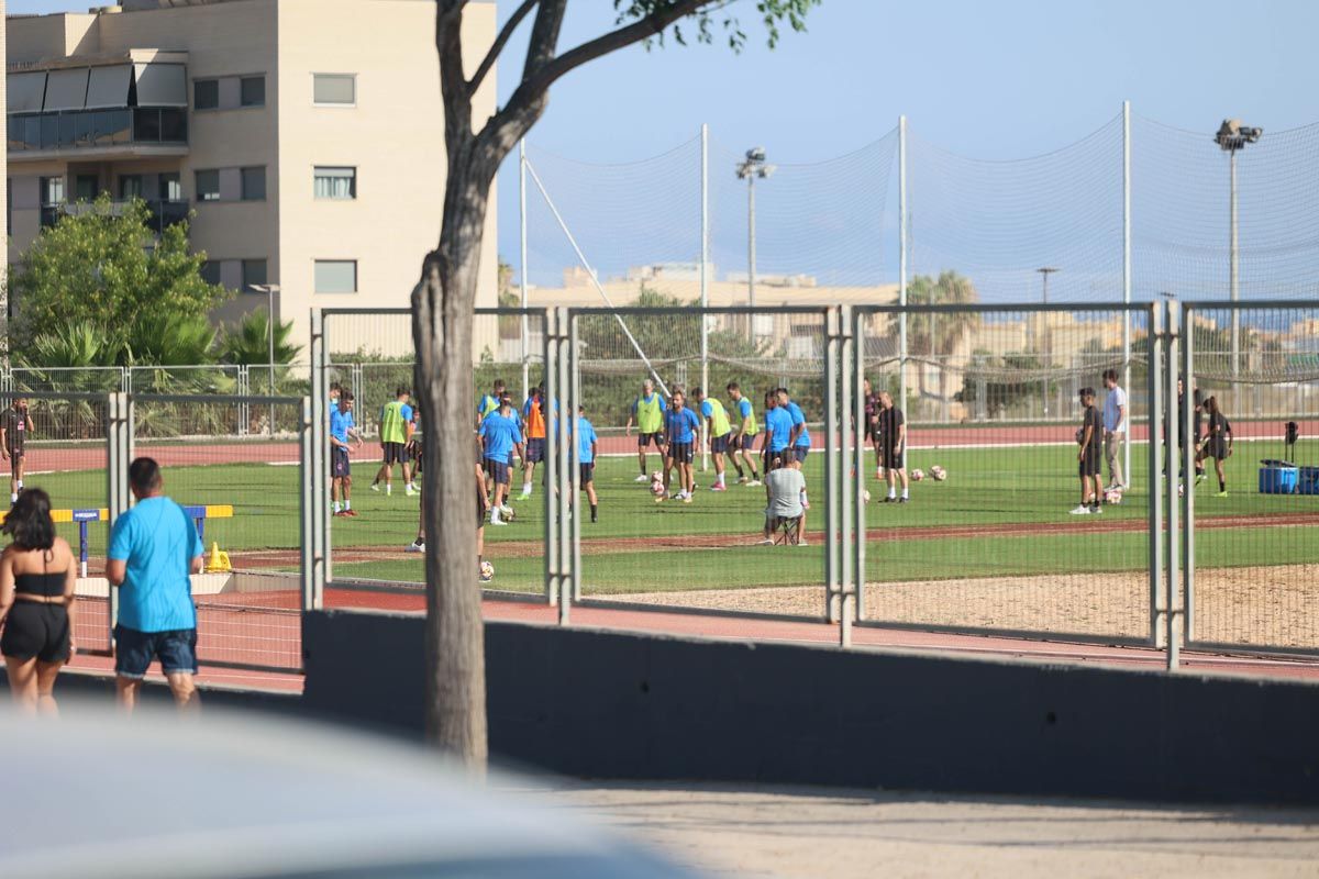 El primer entrenamiento de pretemporada de la UD Ibiza, en imágenes