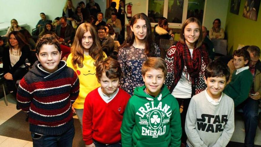 Arriba, foto de grupo de los premiados en Somió. A la izquierda, un momento de la merienda solidaria.