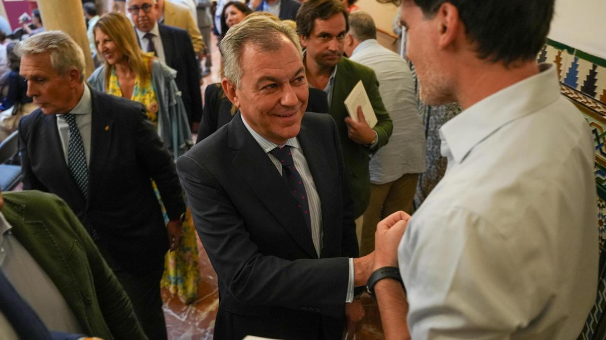 El alcalde saluda a Julio Muñoz, Rancio sevillano, tras la lectura del pregón inaugural de la Feria del Libro Antiguo de Sevilla.