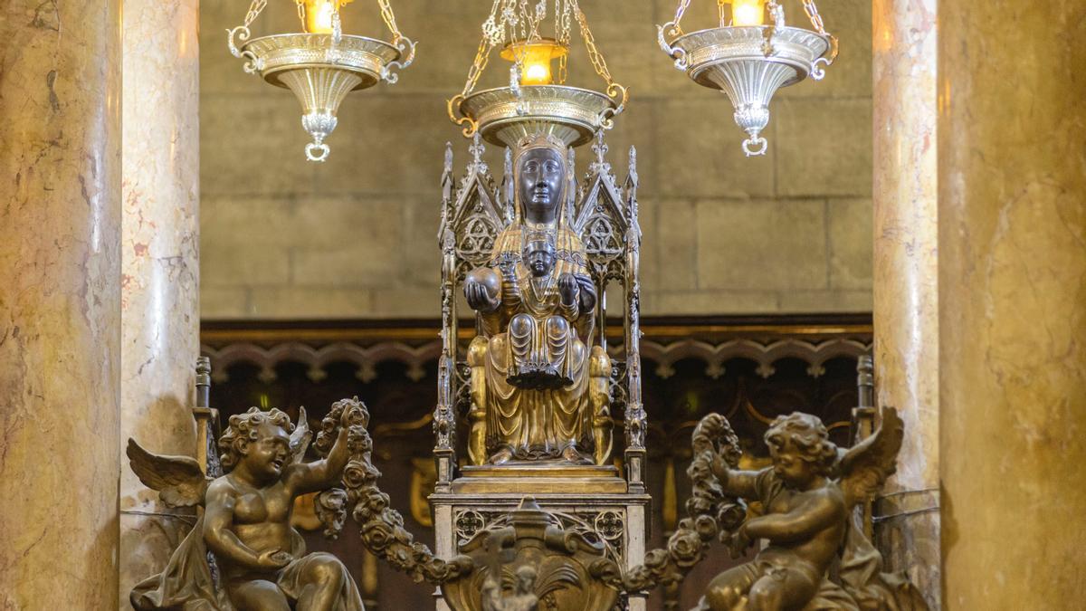 Réplica de la Virgen de Montserrat, conocida popularmente como la Moreneta, dentro de la iglesia de Sant Just i Pastor de Barcelona