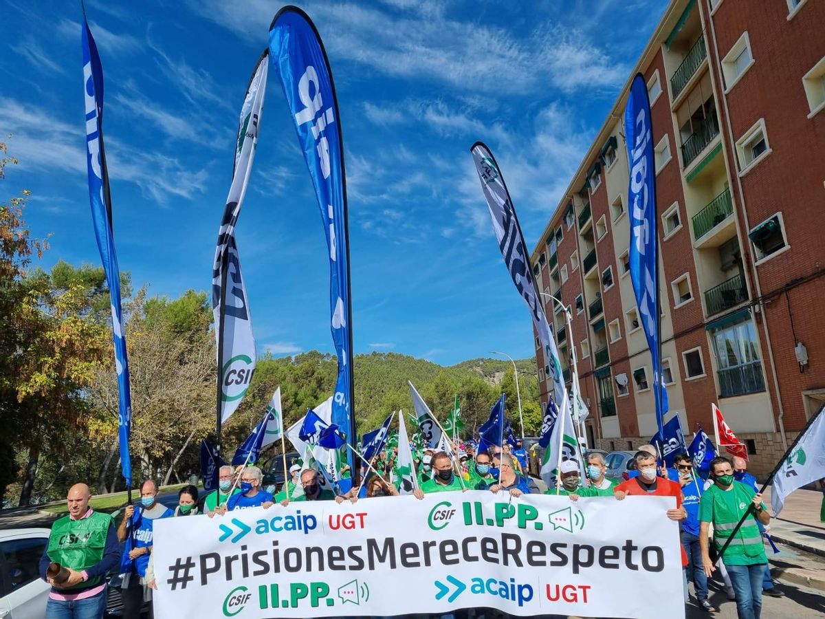 Centenars de funcionaris de presons protesten contra Interior