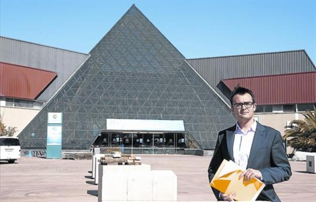 El regidor de CiU Jordi Rosell, ahir, davant la seu de Procornellà amb la documentació del cas. El regidor de CiU Jordi Rosell, ahir, davant la seu de Procornellà amb la documentació del cas.