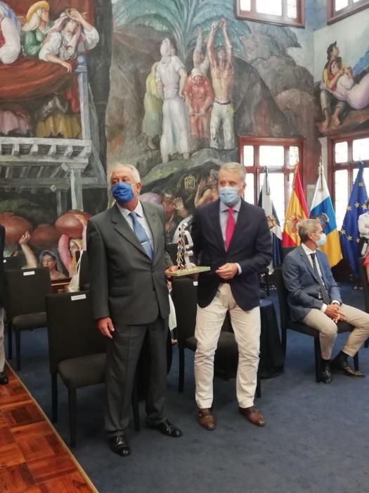 Los galardonados, en el Salón Noble del Cabildo de Tenerife.