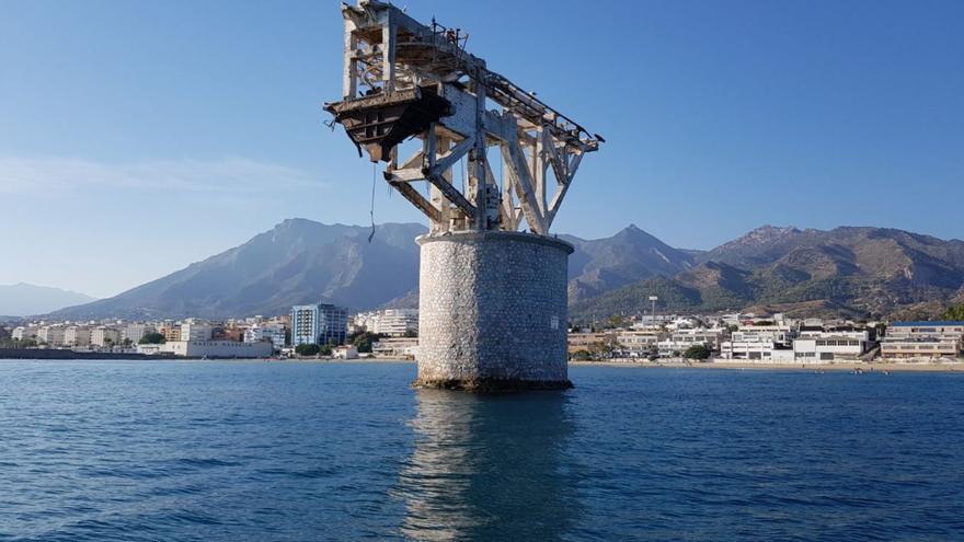 La Torre del Cable, recuerdo del pasado minero de Marbella, frente a la playa de la que recibe su nombre. | L. O.