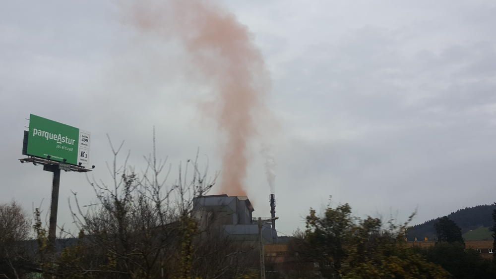 Nube de humo rojo procedente de Arcelor