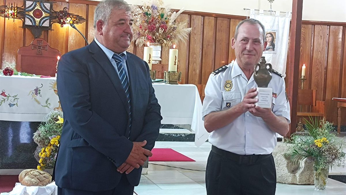 El alcalde de Ferreras de Abajo (izquierda) junto al Comisario Guillermo Vara, en su homenaje.