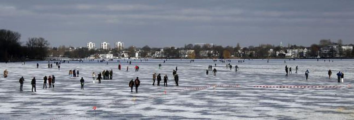 A Hamburg, el nord d’Alemanya, disfruten del riu Alster gelat.