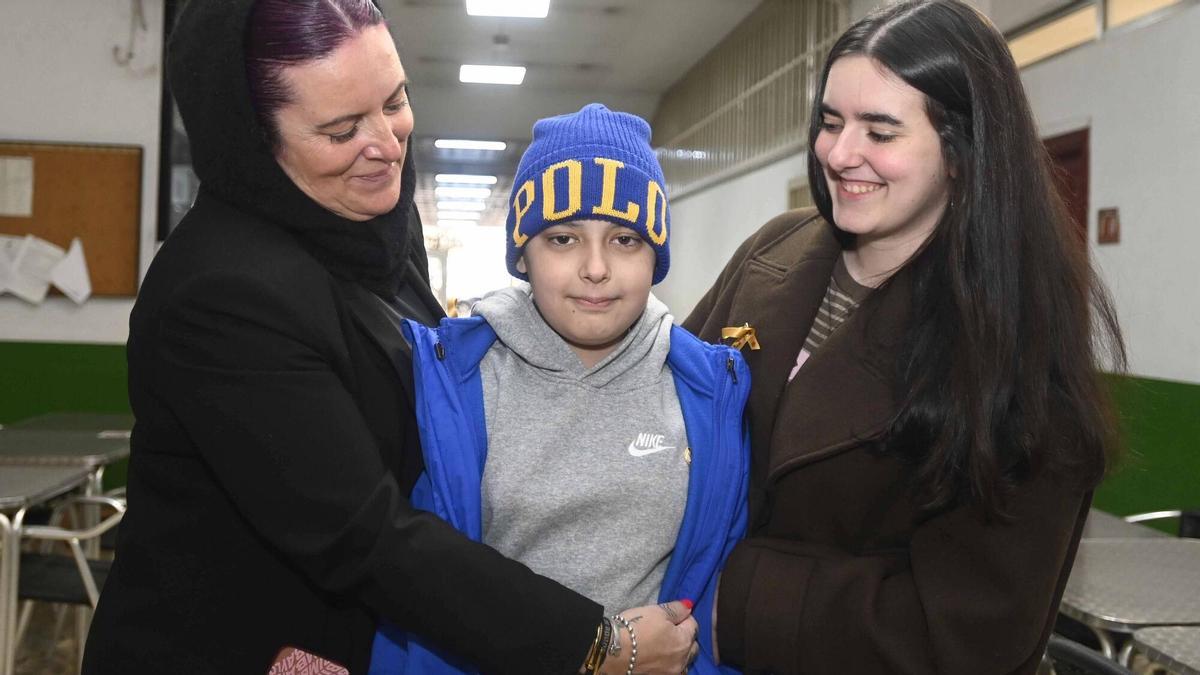 Lois, con su madre, Mónica, y su hermana, Ximena.