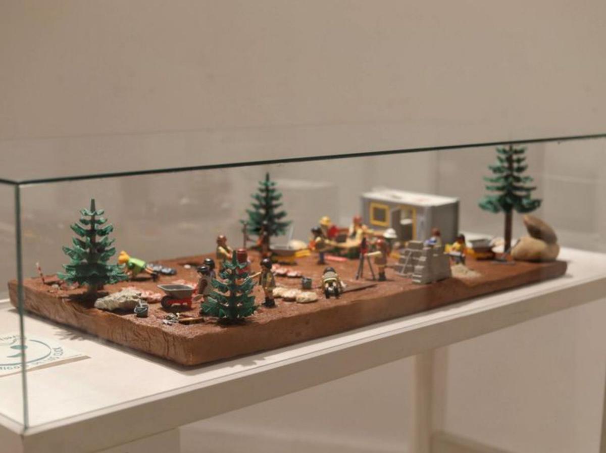 Un diorama que reproduce una excavación con figuras de Playmobil. | Alba Prieto