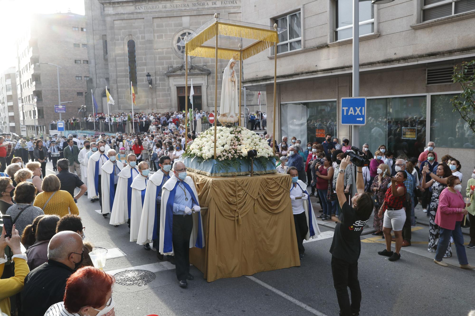 Los fieles vuelven a arropar a la Virgen de Fátima