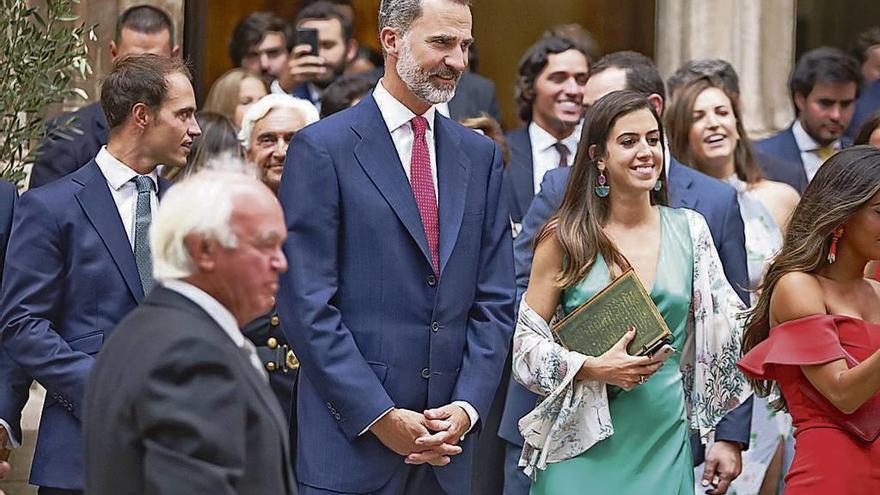 El rey Felipe VI, junto a otros invitados del enlace. // Guillem Bosch