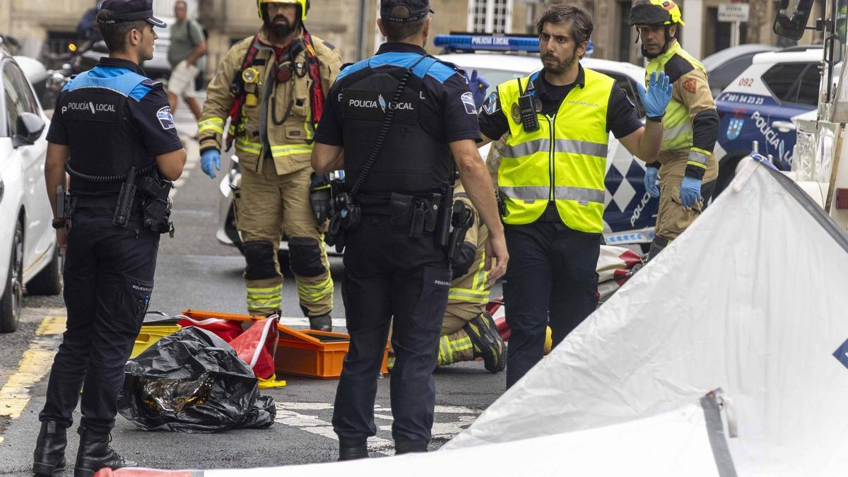 Policias locales y bomberos en una intervención en Santiago tras un atropello