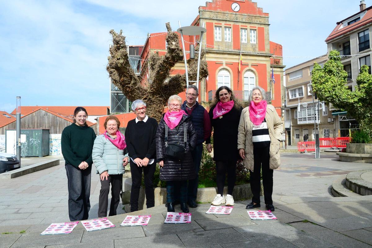 De izquierda a derecha: la concejala de Cultura, Carmen García; la presidenta de Mulleres Rurais Mar e Agro, Ascensión Riobó; la teniente de alcalde, Isabel Quintas; la directiva de Mar e Agro Julia Agulla; el músico José Cerviño; y las directivas de Mar e Agro Marián Millán y Miluca Quintela.