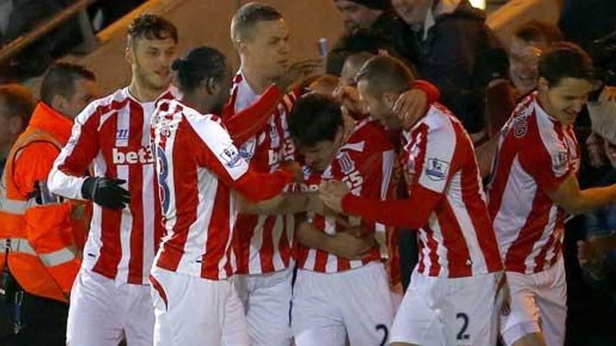 Bojan es felicitado por sus compañeros tras marcar un gol con el Stoke.