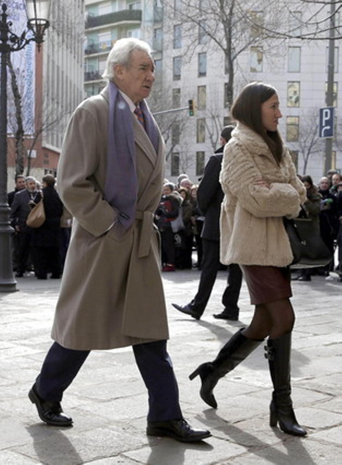 El periodista Luis de Olmo, a l’arribar a la basílica de la Concepció de Barcelona.
