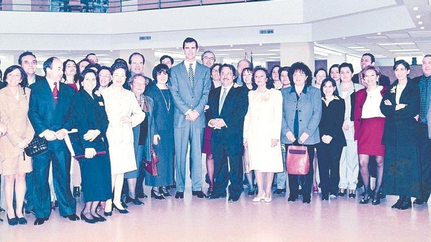 El príncipe Felipe y autoridades de la UCO, hace 25 años, en la inauguración de la biblioteca de Rabanales.