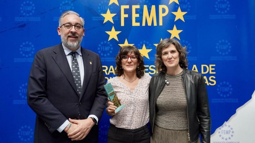 Víctor Martínez, Lola Zaragoza y María Tornel recogen el premio de la FEMP. | AYUNTAMIENTO DE SANTOMERA