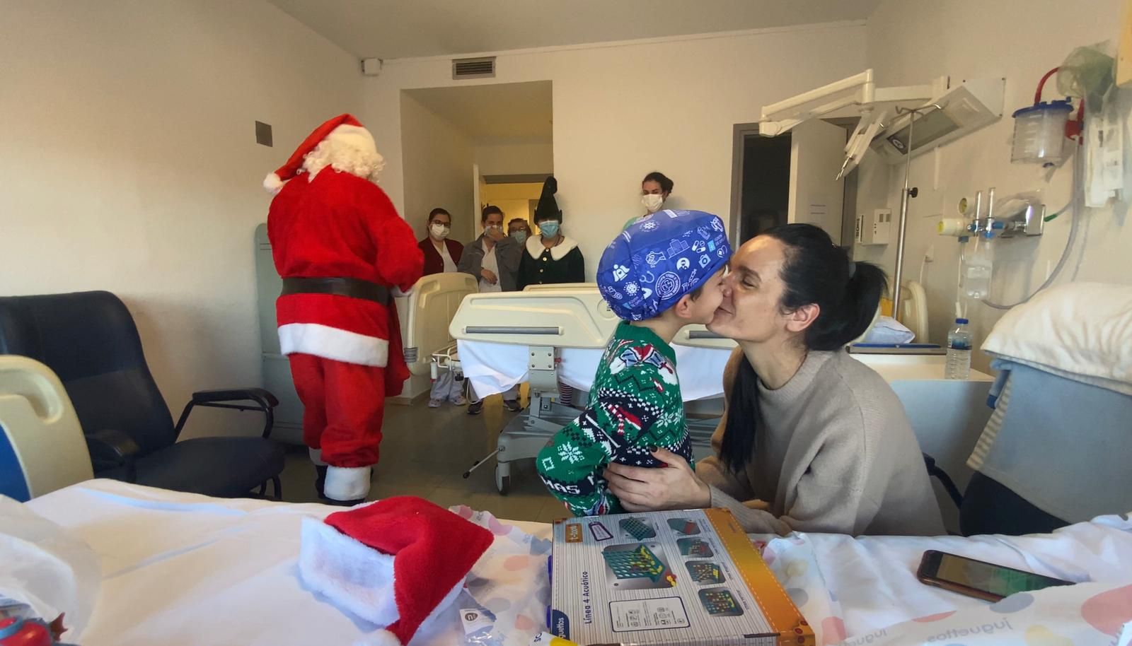 Papa Noel aparca su trineo en el hospital de Ourense