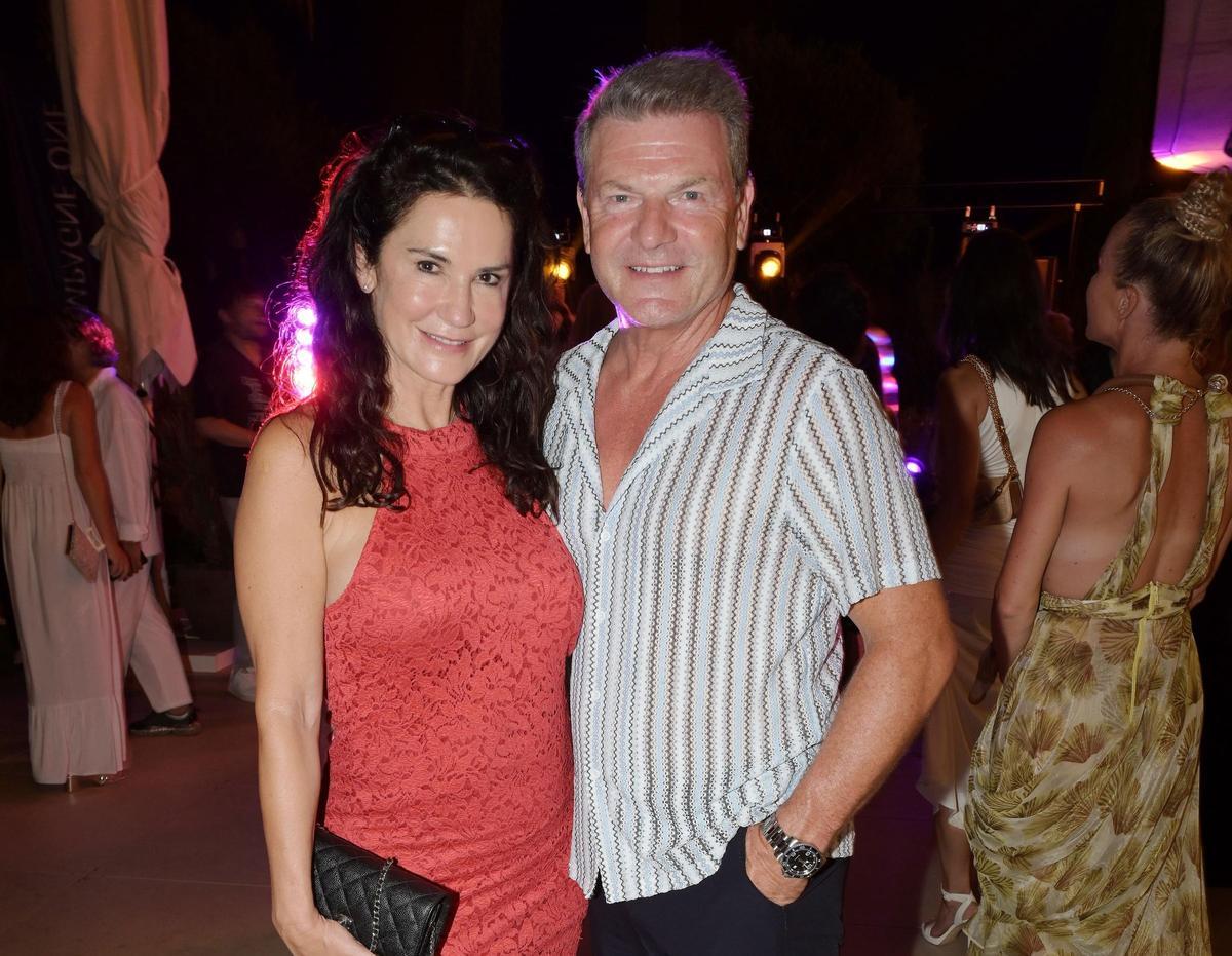 Schauspielerin Mariella Ahrens mit Jens Bischof (EX-CEO Eurowings) bei der Star Press Media Night auf Mallorca Schauspielerin Mariella Ahrens mit Jens Bischof (EX-CEO Eurowings) bei der Star Press Media Night auf Mallorca
