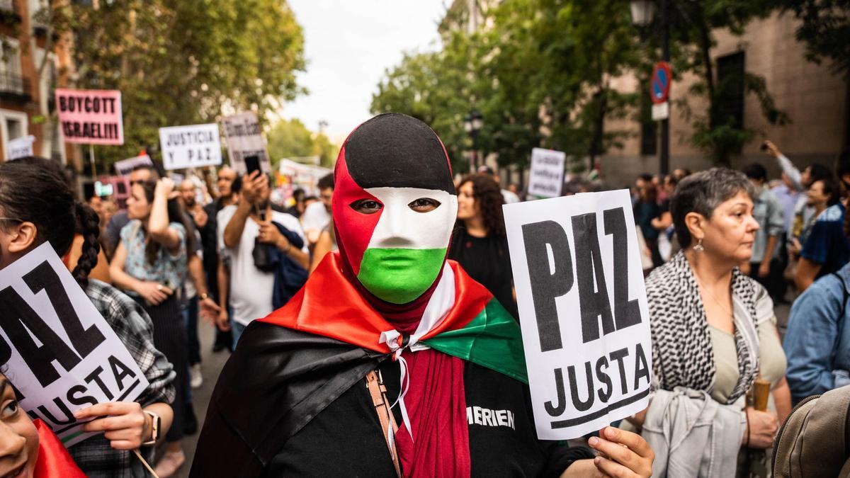 Ein Mann trägt eine Maske mit den Farben der palästinensischen Flagge während einer Demonstration zur Unterstützung des palästinensischen Volkes.