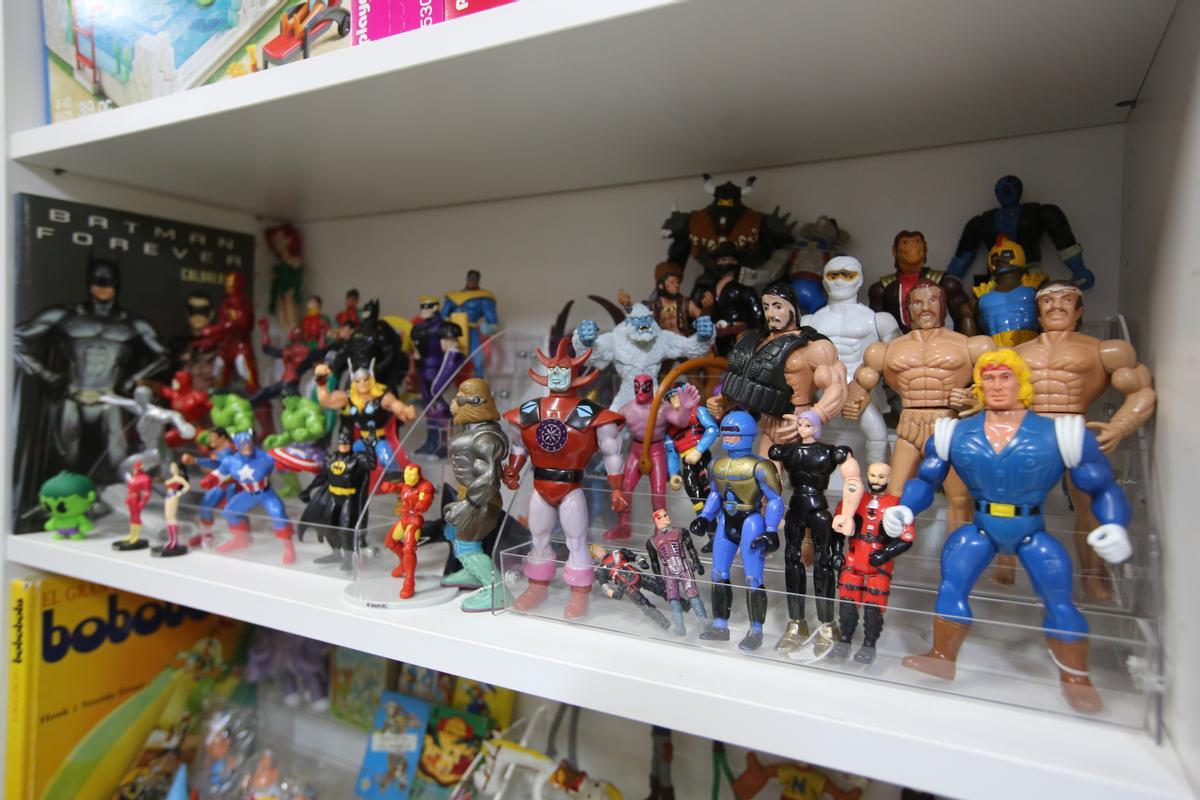Figuritas en un estante de las jugueterías retro de los Encants Nous, en Barcelona.