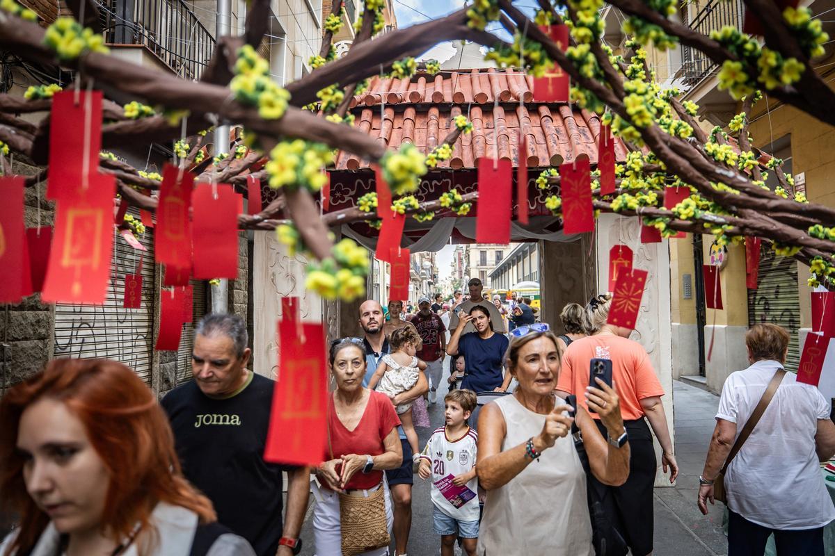 Ambiente en la calle Puigmartí, que presenta 'Viet Fest'.